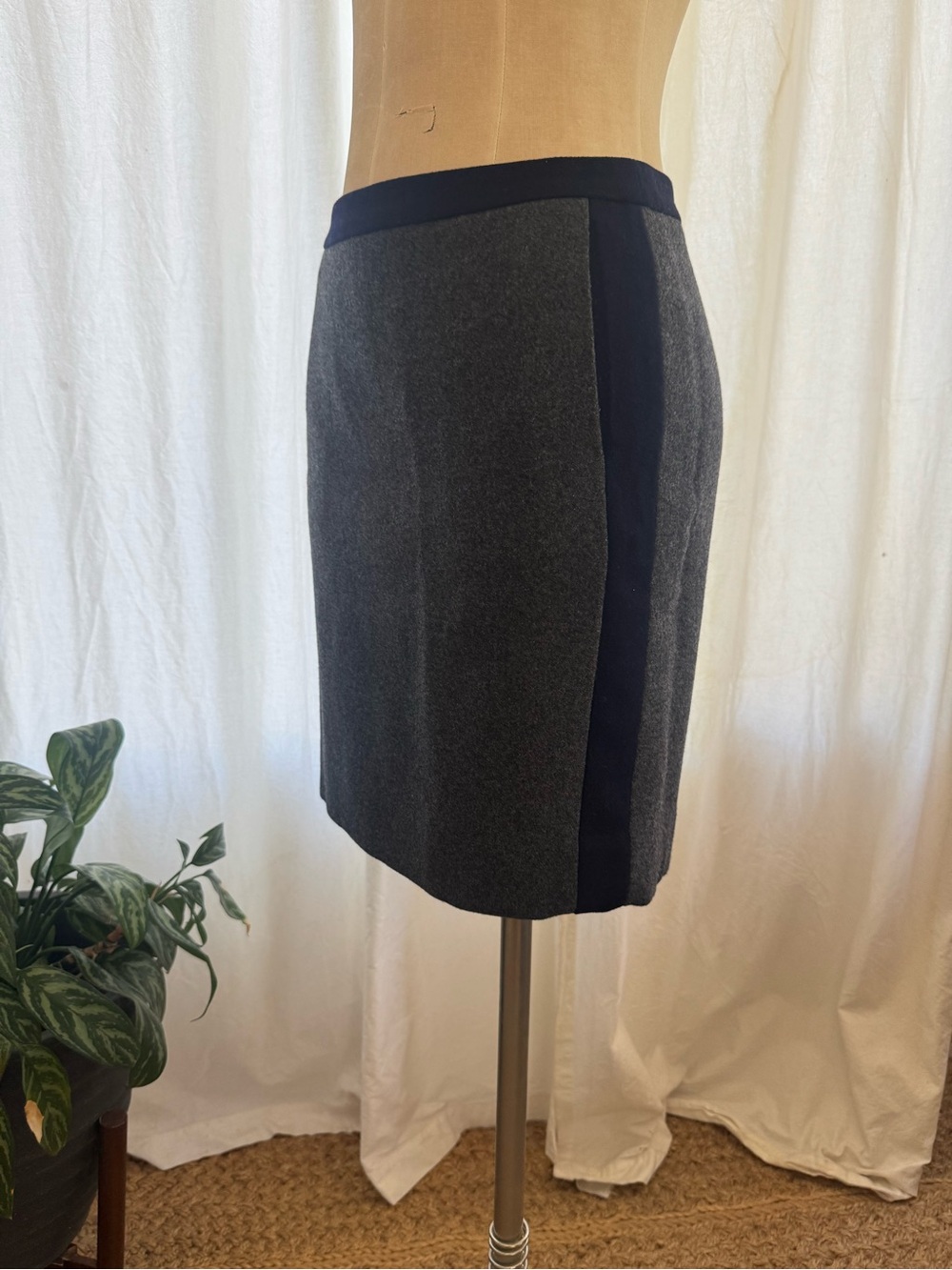 J.Crew The Pencil Skirt Size 2P Gray Wool Blend Navy Tipped Trim Career